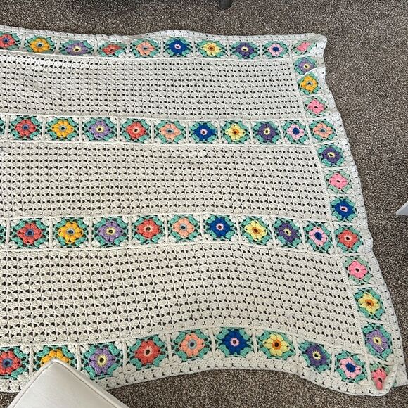 Vintage Hand Crocheted Granny Floral Cottagecore Boho Throw Blanket Afghan - Picture 4 of 11
